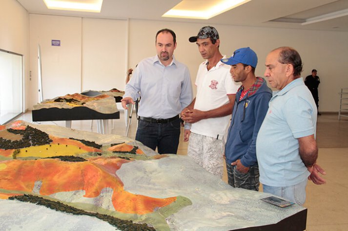 Residents of Paracatu de Baixo choose land for reconstruction of the affected district.