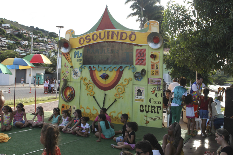 Conexão Férias leva cultura às crianças e adolescentes de Barra Longa e Mariana.