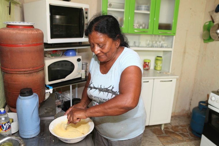 Oficina culinária, em Gesteira, distrito de Barra Longa (MG), para troca de experiências entre nove cozinheiras da comunidade.