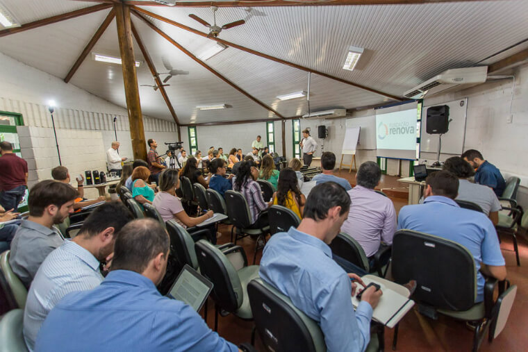 Experts, researchers and representatives of environmental agencies discuss the resumption of fisheries activities in Espírito Santo
