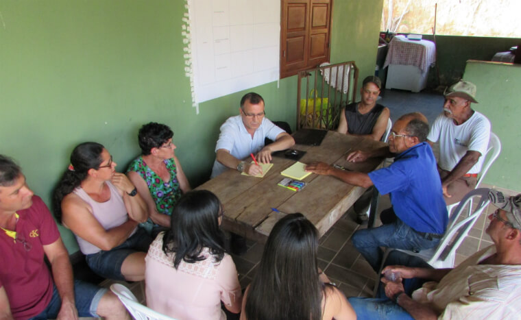Moradores de Paracatu participam de encontro sobre a reconstrução do distrito