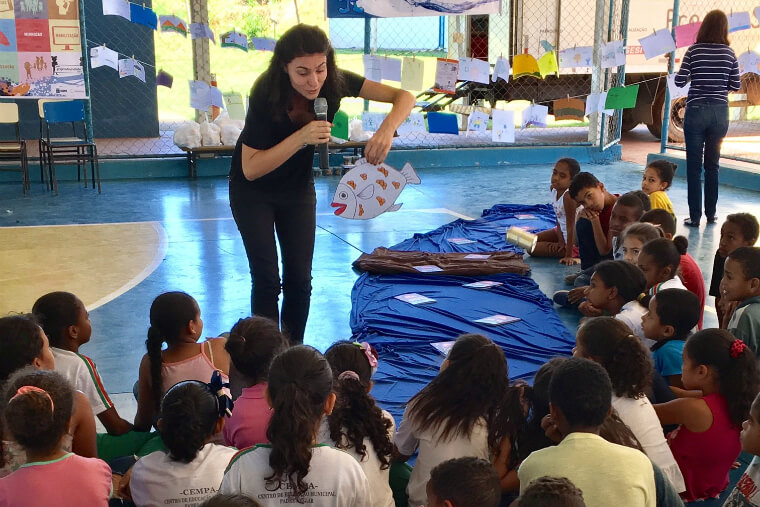 Projeto Douradinho leva diversas atividades às escolas das comunidades impactadas para estimular as crianças a cuidarem da natureza.