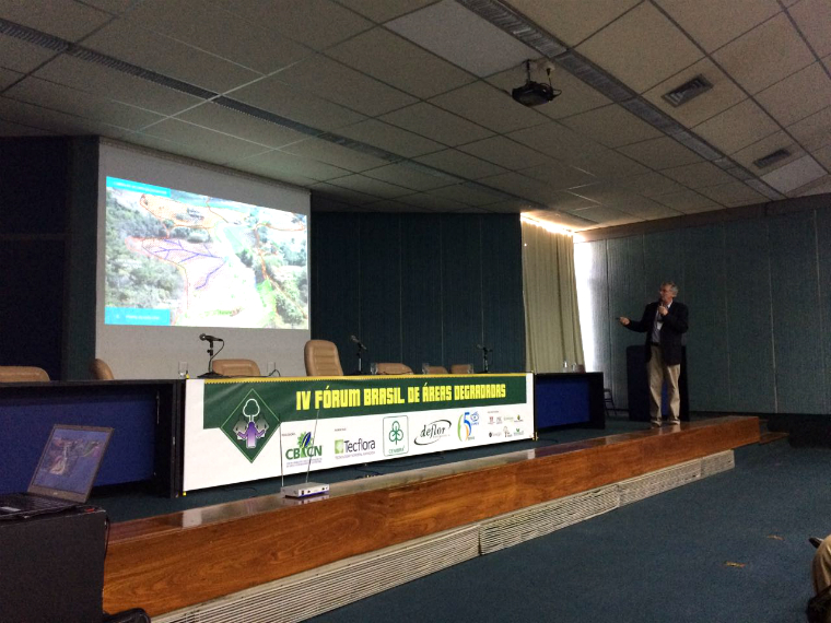 Roberto S. Waack, diretor-presidente da Fundação Renova, apresenta as ações de restauração do Rio Doce no IV Fórum Brasileiro de Áreas Degradadas. 