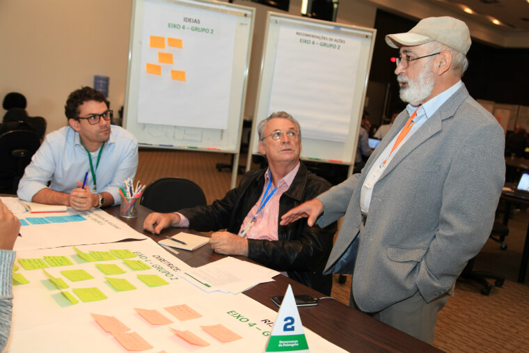 Participants of the Doce River Valley Forest Restoration Workshop in discussion in working groups