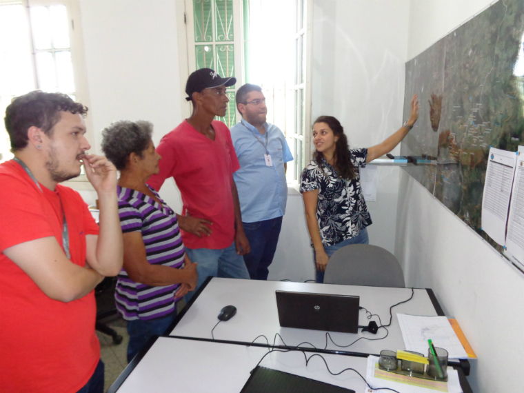 Families from rural areas of Mariana and Barra Longa visit the Renova Foundation office