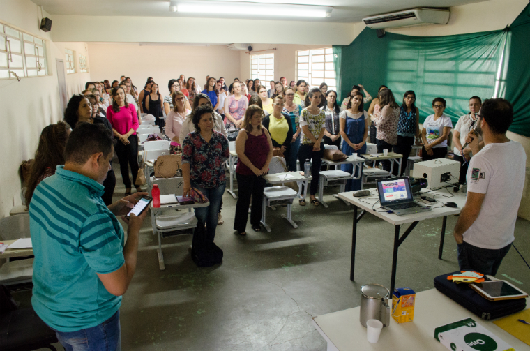 Professores são capacitados para desenvolverem o projeto de educação ambiental Douradinho no Doce.