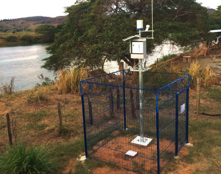 Equipamento da estação automática do Tipo I, instalado no rio Manhuaçu em Aimorés, em Minas Gerais