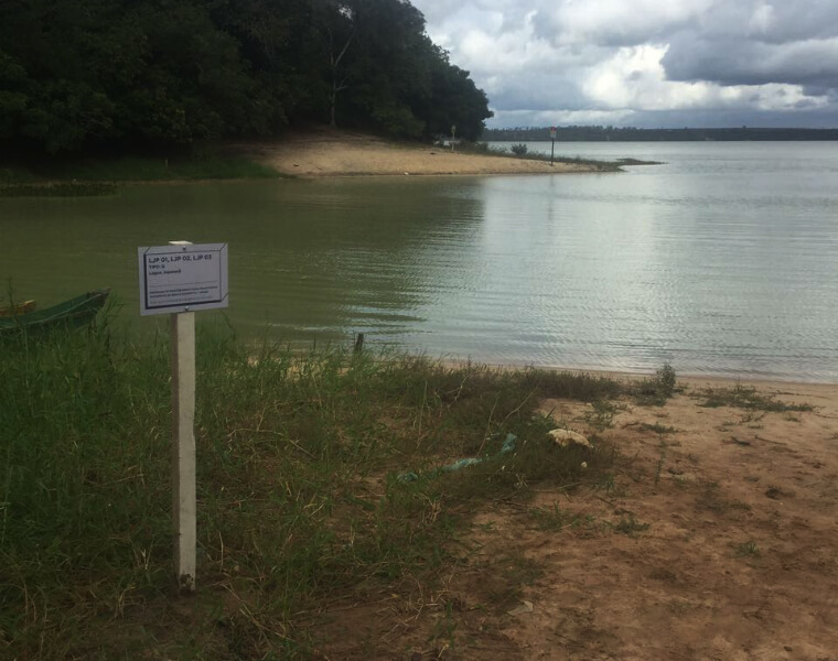 Placa instalada na Lagoa Juparanã, em Linhares (ES), com informações do ponto de monitoramento do PMQQS.