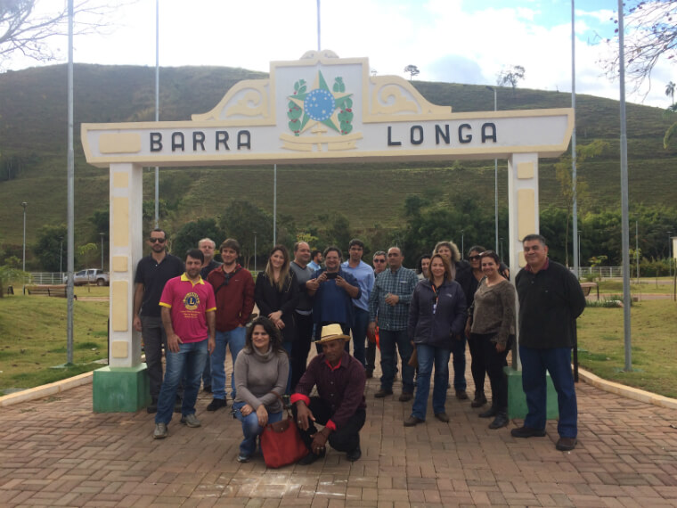 Conselheiros visitam a praça de Barra Longa reformada. 
