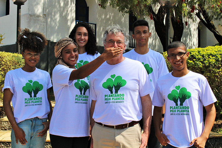 CEO of the Renova Foundation, Roberto S. Waack, and the "Climate Justice Ambassadors" in the "Stop Talking, Start Planting" campaign photo. The campaign promotes the idea that talking does not make a difference and that now it is time to reach out and take action.