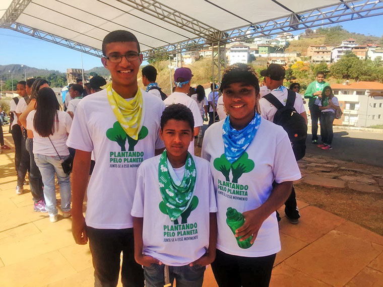 Young "Climate Justice Ambassadors" plant first native seedlings in Mariana (MG).