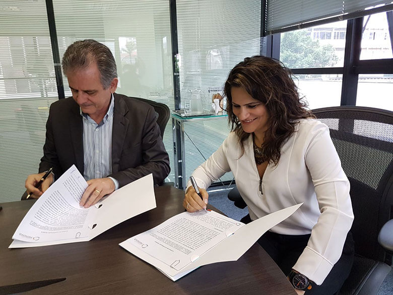 O acordo de cooperação técnica entre a Associação Brasileira de Engenharia Sanitária e Ambiental (ABES-MG) e a Fundação Renova foi assinado no dia 1º de novembro | Foto: Divulgação