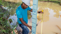 Réguas de medição contribuem para o trabalho de monitoramento da água