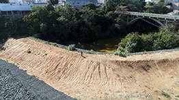 Fundação Renova abre canal no barramento do Rio Pequeno, em Linhares (ES), para garantir escoamento de água excedente