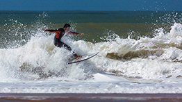 Campeonato de Surf reúne atletas profissionais na foz do rio Doce