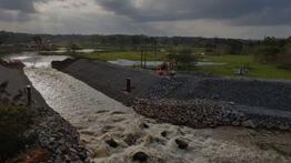 Nível da lagoa Juparanã baixa 1,5 metro após reabertura do canal e áreas estão desalagadas