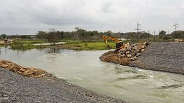 Ensecadeiras são instaladas no canal do rio Pequeno, em Linhares (ES)